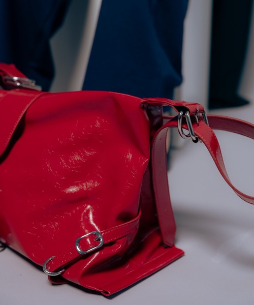 パテントレザーライク ミディアムショルダーバッグ / Le reve Boucle