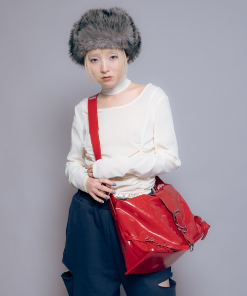 パテントレザーライク ミディアムショルダーバッグ / Le reve Boucle