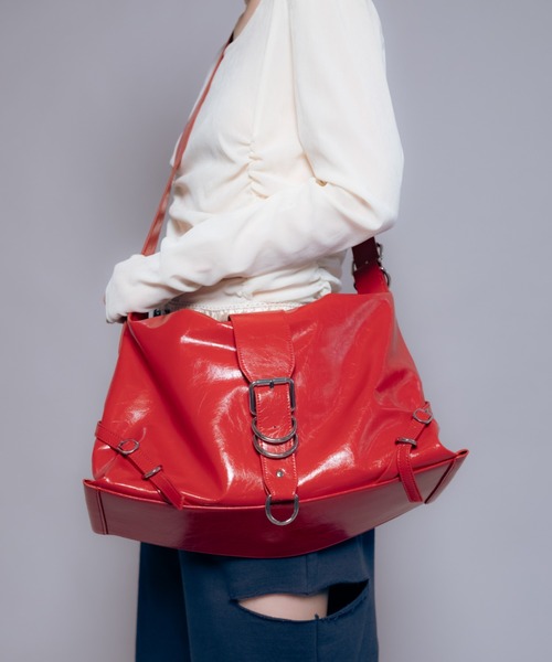 パテントレザーライク ミディアムショルダーバッグ / Le reve Boucle