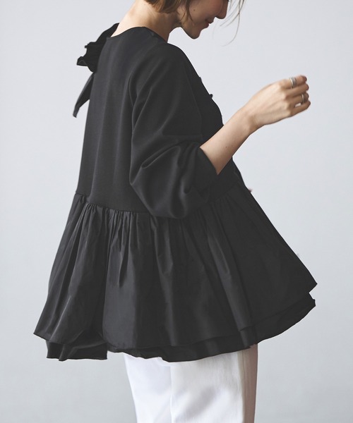 RUIRUE BOUTIQUE（ルイルエブティック）の「洗える ｜ ショルダー フリル ペプラム TOPS ｜ 長袖 トップス 二の腕カバー 体型カバー 袖ボリューム オフィスカジュアル 通勤服 華やか カットソー ブラウス（シャツ/ブラウス・レディース・ブラック/ホワイト/ネイビー・S/M/L/LL）」の5枚目の写真