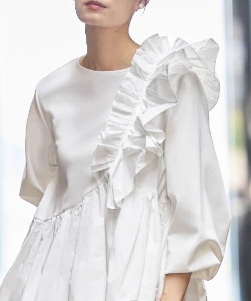 ルイルエブティック RUIRUE BOUTIQUE ショルダーフリルペプラムトップス （ホワイト） ルイルエブティック RUIRUE BOUTIQUE ショルダーフリルペプラム