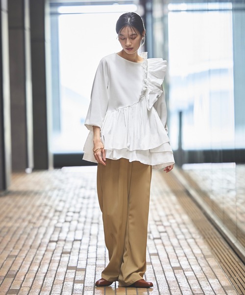 RUIRUE BOUTIQUE（ルイルエブティック）の「洗える ｜ ショルダー フリル ペプラム TOPS ｜ 長袖 トップス 二の腕カバー 体型カバー 袖ボリューム オフィスカジュアル 通勤服 華やか カットソー ブラウス（シャツ/ブラウス・レディース・ブラック/ホワイト/ネイビー・S/M/L/LL）」の11枚目の写真