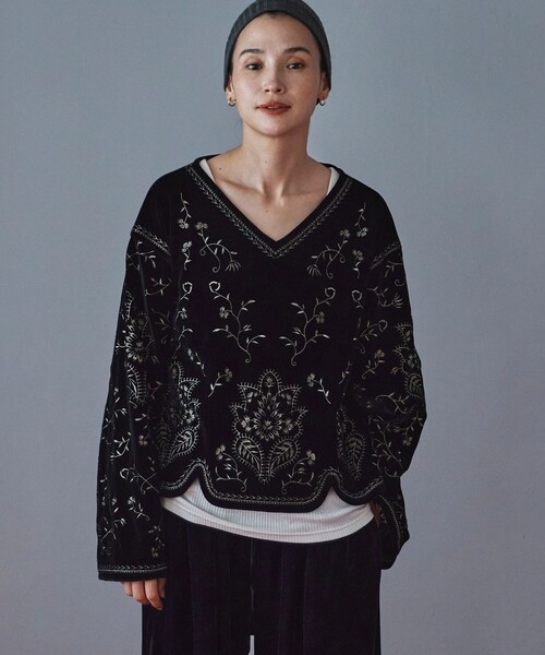 yko様 新品 Freada フリーダ ベロア刺繍 Vネック プルオーバー 黒 Freada（フリーダ）の「Freada/フリーダ ベロア刺繍 Vネック プル