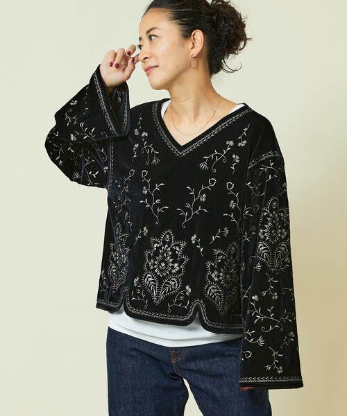 Freada（フリーダ）の「Freada/フリーダ ベロア刺繍 Vネック