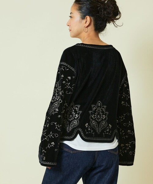 Freada（フリーダ）の「Freada/フリーダ ベロア刺繍 Vネック プル