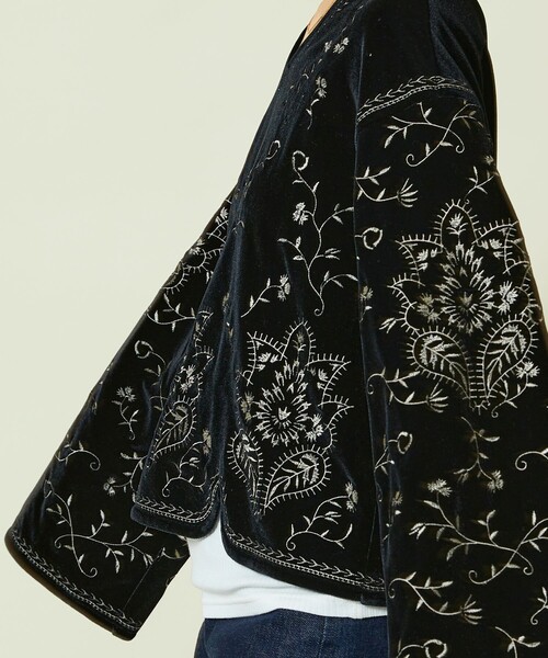 yko様 新品 Freada フリーダ ベロア刺繍 Vネック プルオーバー 黒 Freada（フリーダ）の「Freada/フリーダ ベロア刺繍 Vネック