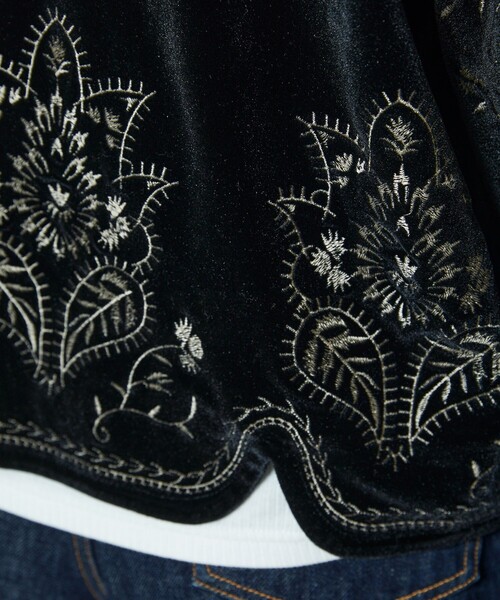 Freada（フリーダ）の「Freada/フリーダ ベロア刺繍 Vネック