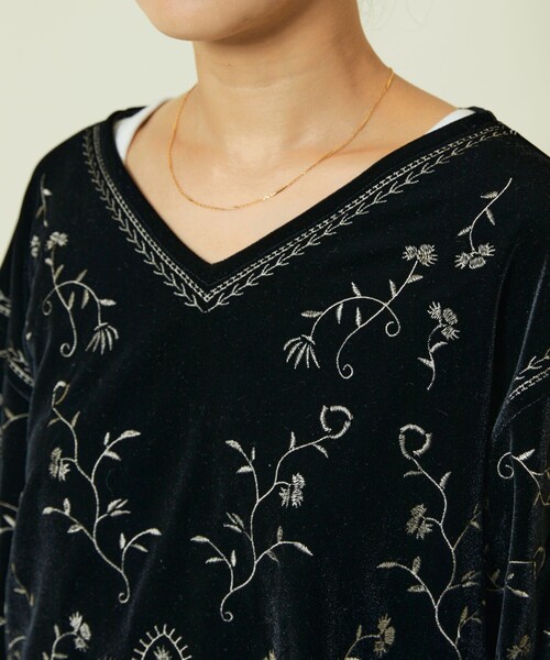 yko様 新品 Freada フリーダ ベロア刺繍 Vネック プルオーバー 黒 Freada（フリーダ）の「Freada/フリーダ ベロア刺繍 Vネック