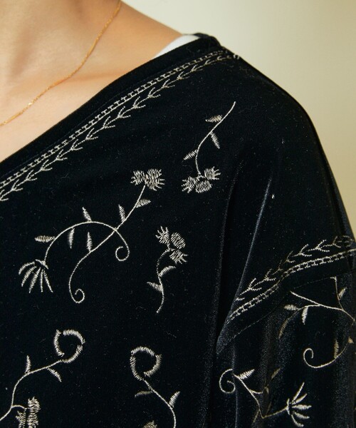 yko様 新品 Freada フリーダ ベロア刺繍 Vネック プルオーバー 黒 Freada（フリーダ）の「Freada/フリーダ ベロア刺繍 Vネック