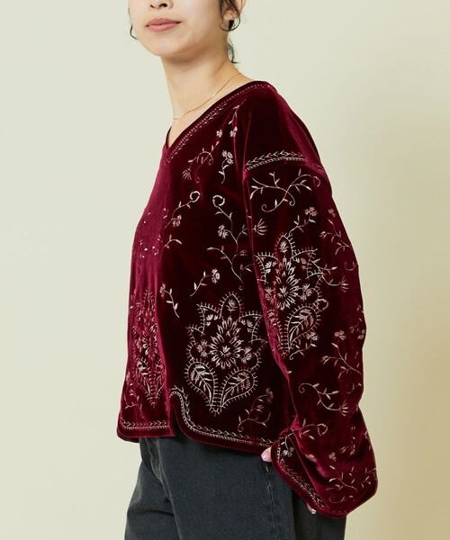 セール】Freada/フリーダ ベロア刺繍 Vネック プルオーバー（Tシャツ