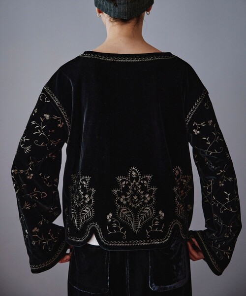 セール】Freada/フリーダ ベロア刺繍 Vネック プルオーバー（Tシャツ