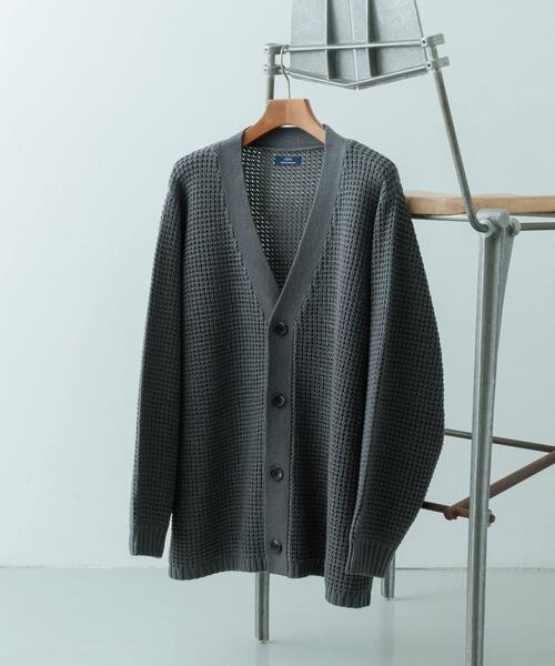 ITEMS URBANRESEARCH（アイテムズ アーバンリサーチ）の「ワッフル編み Vネックニットカーディガン（カーディガン/ボレロ・メンズ・チャコールグレー/ブラック/オフホワイト/オリーブ/モカ・SMALL/MEDIUM/LARGE）」の3枚目の写真