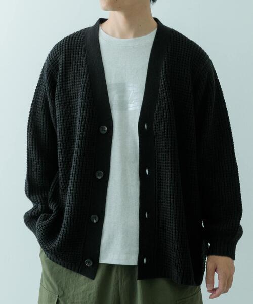 ITEMS URBANRESEARCH（アイテムズ アーバンリサーチ）の「ワッフル編み Vネックニットカーディガン（カーディガン/ボレロ・メンズ・チャコールグレー/ブラック/オフホワイト/オリーブ/モカ・SMALL/MEDIUM/LARGE）」の2枚目の写真