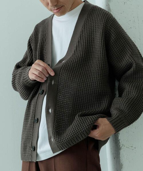 ITEMS URBANRESEARCH（アイテムズ アーバンリサーチ）の「ワッフル編み Vネックニットカーディガン（カーディガン/ボレロ・メンズ・チャコールグレー/ブラック/オフホワイト/オリーブ/モカ・SMALL/MEDIUM/LARGE）」の4枚目の写真