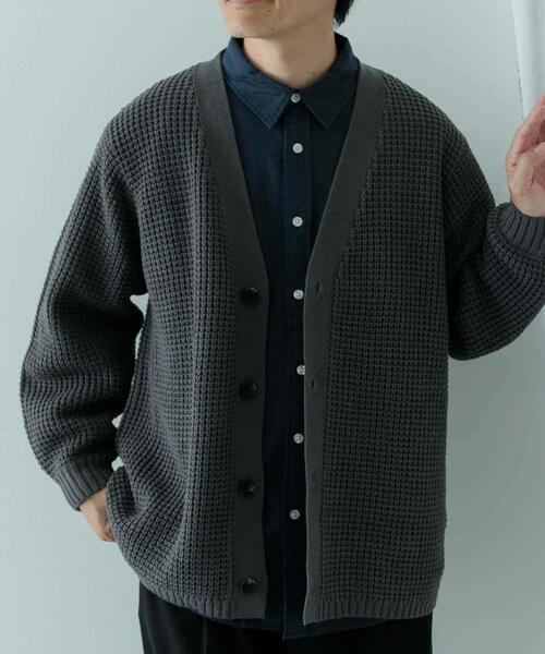 ITEMS URBANRESEARCH(アイテムズ アーバンリサーチ)の「ワッフル編み Vネックニットカーディガン(カーディガン/ボレロ・メンズ・チャコールグレー/ブラック/オフホワイト/オリーブ/モカ・SMALL/MEDIUM/LARGE)」の6枚目の写真