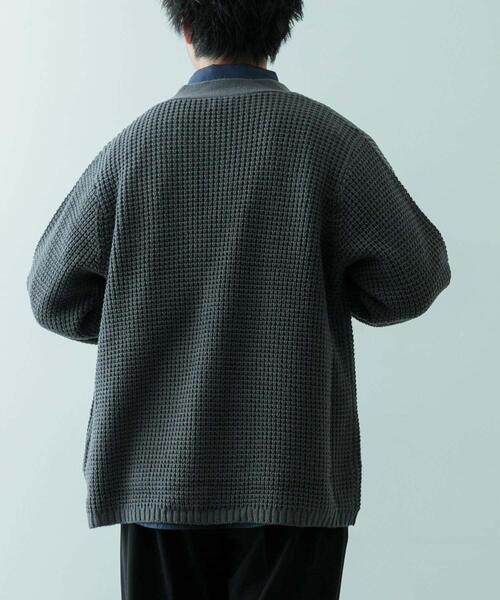 ITEMS URBANRESEARCH(アイテムズ アーバンリサーチ)の「ワッフル編み Vネックニットカーディガン(カーディガン/ボレロ・メンズ・チャコールグレー/ブラック/オフホワイト/オリーブ/モカ・SMALL/MEDIUM/LARGE)」の8枚目の写真