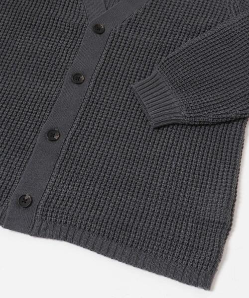 ITEMS URBANRESEARCH(アイテムズ アーバンリサーチ)の「ワッフル編み Vネックニットカーディガン(カーディガン/ボレロ・メンズ・チャコールグレー/ブラック/オフホワイト/オリーブ/モカ・SMALL/MEDIUM/LARGE)」の11枚目の写真