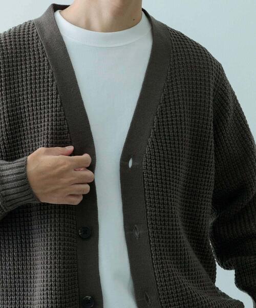 ITEMS URBANRESEARCH(アイテムズ アーバンリサーチ)の「ワッフル編み Vネックニットカーディガン(カーディガン/ボレロ・メンズ・チャコールグレー/ブラック/オフホワイト/オリーブ/モカ・SMALL/MEDIUM/LARGE)」の12枚目の写真