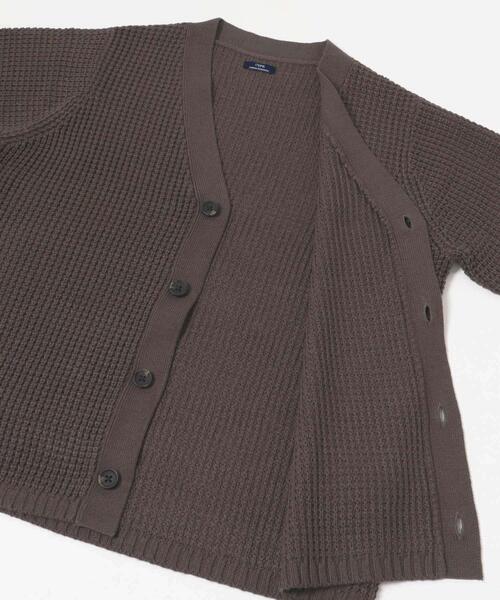 ITEMS URBANRESEARCH(アイテムズ アーバンリサーチ)の「ワッフル編み Vネックニットカーディガン(カーディガン/ボレロ・メンズ・チャコールグレー/ブラック/オフホワイト/オリーブ/モカ・SMALL/MEDIUM/LARGE)」の19枚目の写真