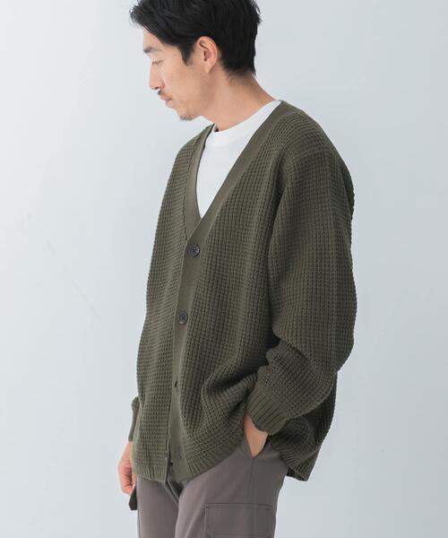 ITEMS URBANRESEARCH（アイテムズ アーバンリサーチ）の「ワッフル編み Vネックニットカーディガン（カーディガン/ボレロ・メンズ・チャコールグレー/ブラック/オフホワイト/オリーブ/モカ・SMALL/MEDIUM/LARGE）」の11枚目の写真