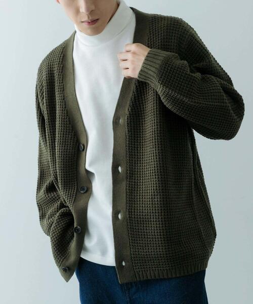 ITEMS URBANRESEARCH（アイテムズ アーバンリサーチ）の「ワッフル編み Vネックニットカーディガン（カーディガン/ボレロ・メンズ・チャコールグレー/ブラック/オフホワイト/オリーブ/モカ・SMALL/MEDIUM/LARGE）」の15枚目の写真