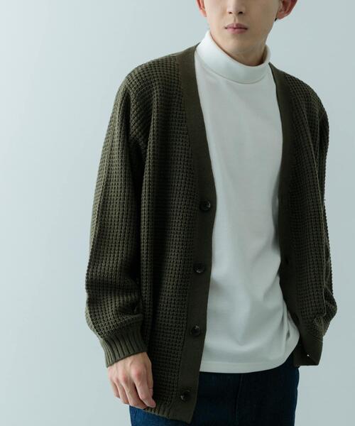 ITEMS URBANRESEARCH（アイテムズ アーバンリサーチ）の「ワッフル編み Vネックニットカーディガン（カーディガン/ボレロ・メンズ・チャコールグレー/ブラック/オフホワイト/オリーブ/モカ・SMALL/MEDIUM/LARGE）」の17枚目の写真