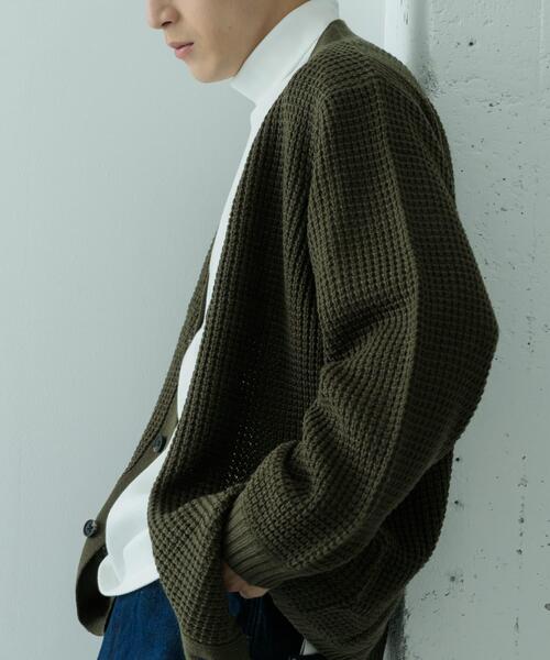 ITEMS URBANRESEARCH（アイテムズ アーバンリサーチ）の「ワッフル編み Vネックニットカーディガン（カーディガン/ボレロ・メンズ・チャコールグレー/ブラック/オフホワイト/オリーブ/モカ・SMALL/MEDIUM/LARGE）」の18枚目の写真