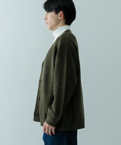 ITEMS URBANRESEARCH（アイテムズ アーバンリサーチ）の「ワッフル編み Vネックニットカーディガン（カーディガン/ボレロ・メンズ・チャコールグレー/ブラック/オフホワイト/オリーブ/モカ・SMALL/MEDIUM/LARGE）」の21枚目の写真