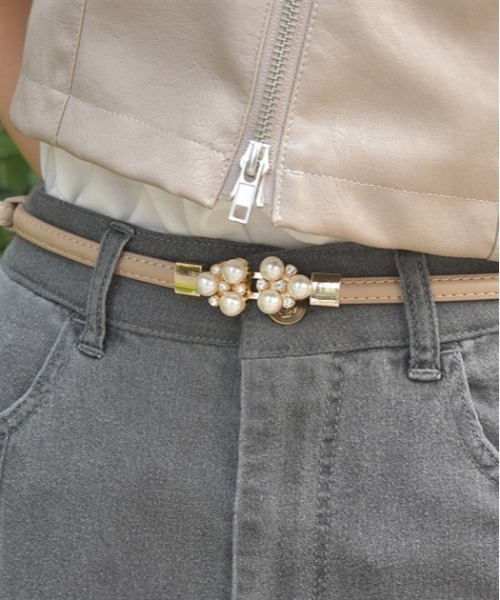 axes femme（アクシーズファム）の「ビジューバックル調整細ベルト（ベルト・レディース・ベージュ/ブラック・FREE）」の2枚目の写真