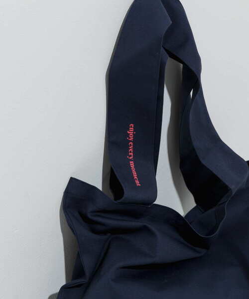 SMELLY(スメリー)の「ロゴシンプルワイドトート(トートバッグ・レディース・アイボリー/ブラック/ネイビー・-)」の17枚目の写真