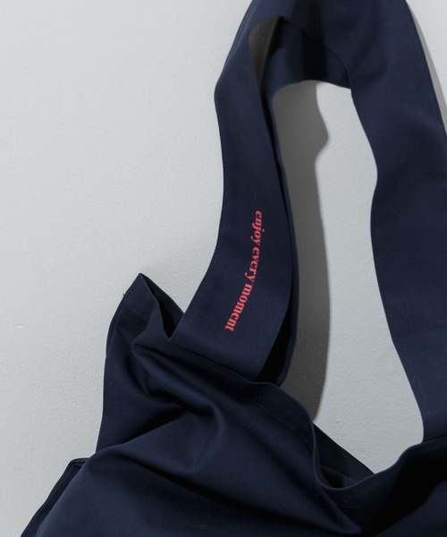 SMELLY(スメリー)の「ロゴシンプルワイドトート(トートバッグ・レディース・アイボリー/ブラック/ネイビー・-)」の18枚目の写真