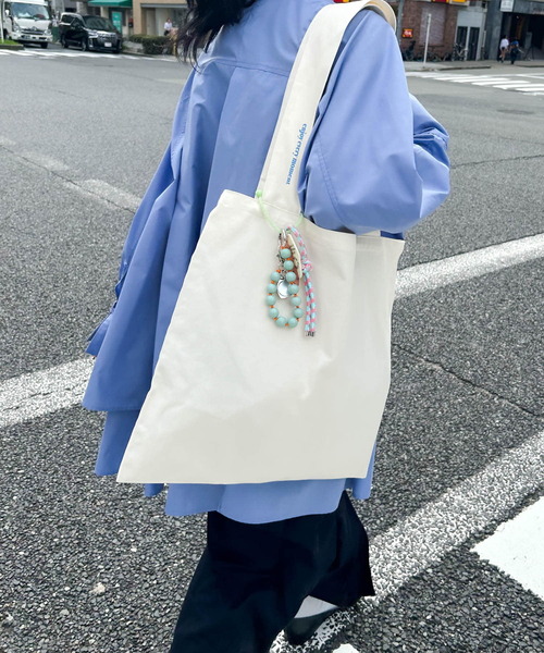 SMELLY(スメリー)の「ロゴシンプルワイドトート(トートバッグ・レディース・アイボリー/ブラック/ネイビー・-)」の7枚目の写真