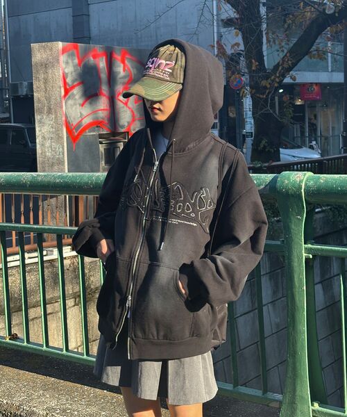 SEQUENZ（シークエンズ）の「【SEQUENZ（シークエンズ）】sqnz LOGO APPLIQUE ZIP HOODIE / フーディ ワイドシルエット ワッペン 男女兼用（パーカー・メンズ・ブラック/その他1/ダークブラウン/ピンク系その他2/その他2/ライトグレー・SMALL/LARGE/MEDIUM）」の18枚目の写真