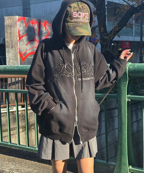 SEQUENZ（シークエンズ）の「【SEQUENZ（シークエンズ）】sqnz LOGO APPLIQUE ZIP HOODIE / フーディ ワイドシルエット ワッペン 男女兼用（パーカー・メンズ・ブラック/その他1/ダークブラウン/ピンク系その他2/その他2/ライトグレー・SMALL/LARGE/MEDIUM）」の17枚目の写真