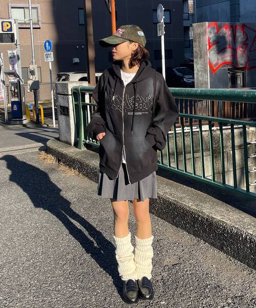 SEQUENZ（シークエンズ）の「【SEQUENZ（シークエンズ）】sqnz LOGO APPLIQUE ZIP HOODIE / フーディ ワイドシルエット ワッペン 男女兼用（パーカー・メンズ・ブラック/その他1/ダークブラウン/ピンク系その他2/その他2/ライトグレー・SMALL/LARGE/MEDIUM）」の16枚目の写真