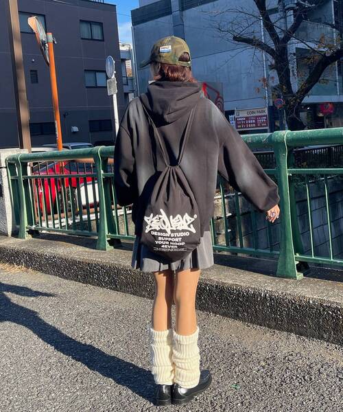 SEQUENZ（シークエンズ）の「【SEQUENZ（シークエンズ）】sqnz LOGO APPLIQUE ZIP HOODIE / フーディ ワイドシルエット ワッペン 男女兼用（パーカー・メンズ・ブラック/その他1/ダークブラウン/ピンク系その他2/その他2/ライトグレー・SMALL/LARGE/MEDIUM）」の15枚目の写真