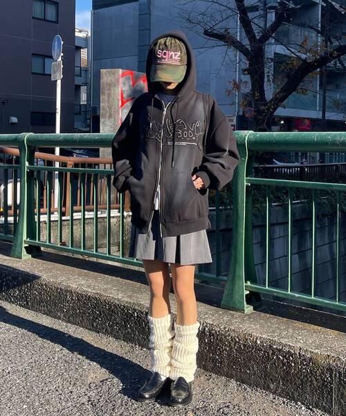 SEQUENZ（シークエンズ）の「【SEQUENZ（シークエンズ）】sqnz LOGO APPLIQUE ZIP HOODIE / フーディ ワイドシルエット ワッペン 男女兼用（パーカー・メンズ・ブラック/その他1/ダークブラウン/ピンク系その他2/その他2/ライトグレー・SMALL/LARGE/MEDIUM）」の14枚目の写真