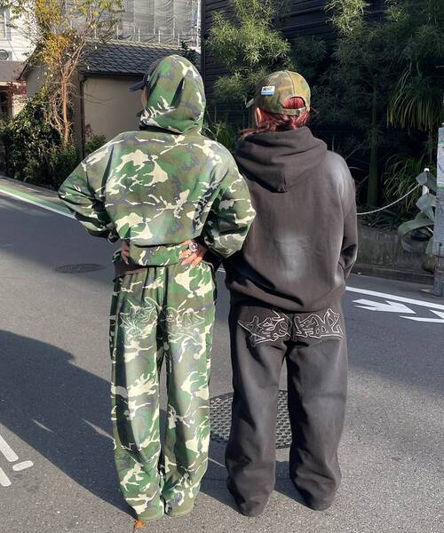 SEQUENZ（シークエンズ）の「【SEQUENZ（シークエンズ）】sqnz LOGO APPLIQUE ZIP HOODIE / フーディ ワイドシルエット ワッペン 男女兼用（パーカー・メンズ・ブラック/その他1/ダークブラウン/ピンク系その他2/その他2/ライトグレー・SMALL/LARGE/MEDIUM）」の9枚目の写真