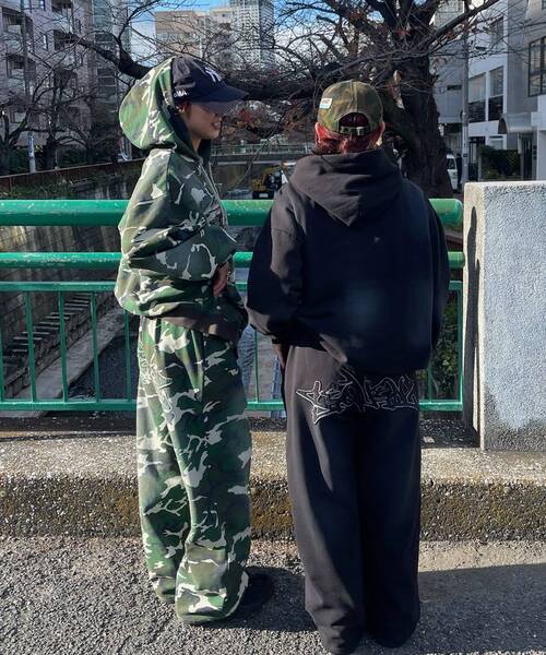 SEQUENZ（シークエンズ）の「【SEQUENZ（シークエンズ）】sqnz LOGO APPLIQUE ZIP HOODIE / フーディ ワイドシルエット ワッペン 男女兼用（パーカー・メンズ・ブラック/その他1/ダークブラウン/ピンク系その他2/その他2/ライトグレー・SMALL/LARGE/MEDIUM）」の8枚目の写真