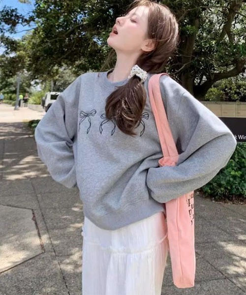 Mayree（メイリー）の「【Mayree】 リボン プリント トレーナー スウェット（スウェット・レディース・ブラック/グレー・SMALL/MEDIUM/LARGE）」の2枚目の写真