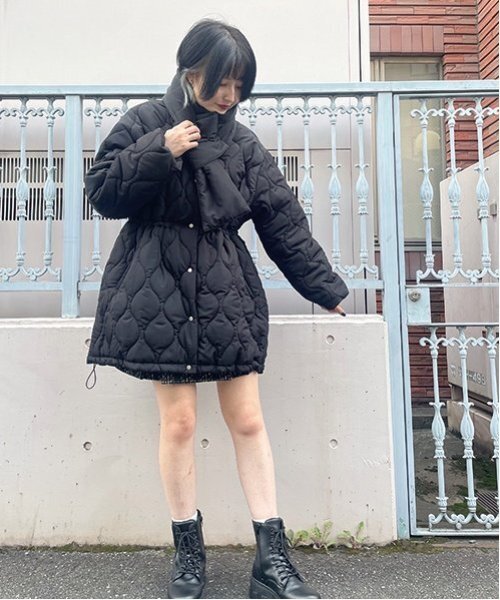 Mi-je（ミジェ）の「マフラーつきキルトブルゾン【韓国ファッション】（ブルゾン・レディース・ブラック/アイボリー・F）」の15枚目の写真