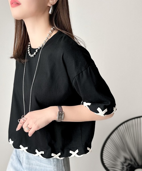 classicalelf（クラシカルエルフ）の「華やかさとこなれ感を両立！レースアップデザインクロップドＴシャツ(半袖)（Tシャツ/カットソー・レディース・チャコール/ベージュ×ブラック/ブラック×ベージュ/アイボリー系1/ブラック×ブラック/チャコールグレー×ブラック・LARGE/MEDIUM/SMALL/X-LARGE）」の3枚目の写真