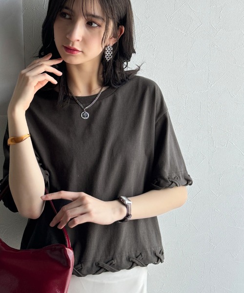 classicalelf（クラシカルエルフ）の「華やかさとこなれ感を両立！レースアップデザインクロップドＴシャツ(半袖)（Tシャツ/カットソー・レディース・チャコール/ベージュ×ブラック/ブラック×ベージュ/アイボリー系1/ブラック×ブラック/チャコールグレー×ブラック・LARGE/MEDIUM/SMALL/X-LARGE）」の5枚目の写真