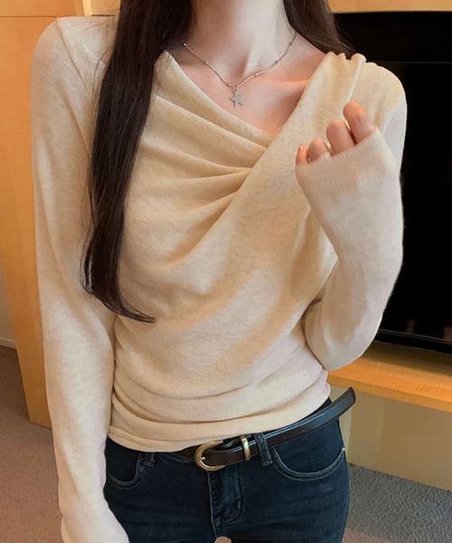 2ly2(トゥーリートゥー)の「大人かわいい!ドレープデザインのフィット感抜群斜め襟絞りニット(ニット/セーター・レディース・ブルー/ベージュ/ブラック/ピンク・FREE)」の2枚目の写真