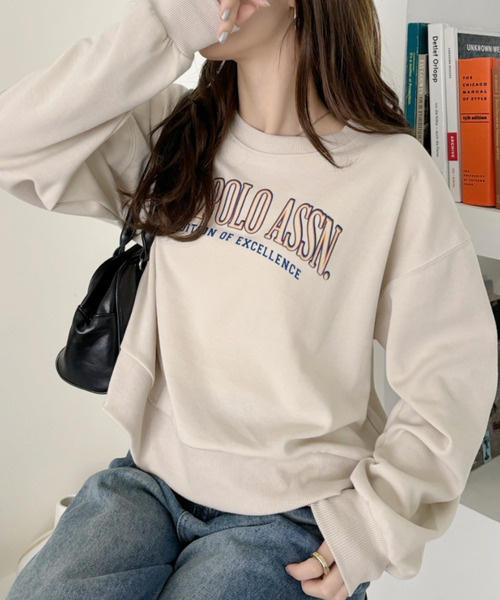 U.S. POLO ASSN.（ユーエスポロアッスン）の「U.S. POLO ASSN. ダンボール素材 カレッジロゴ風 プリント トレーナー（スウェット・レディース・スミクロ/アイボリー/グリーン・S/L/M）」の2枚目の写真
