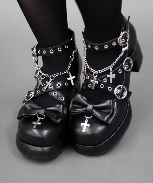 axes femme POETIQUE（アクシーズファムポエティック）の「クロスチャームおでこパンプス（パンプス・レディース・ホワイト/ブラック・MEDIUM/LARGE）」の2枚目の写真