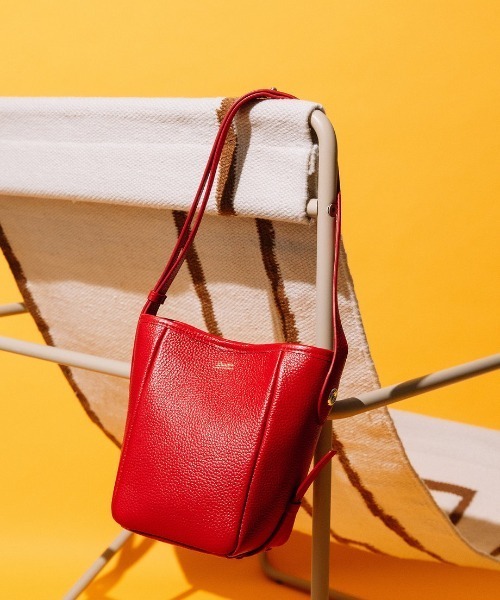 Beau're(ヴュレ)の「【BEAURE/ビュレ】カウレザー バケツ型 ワンマイル BAG(ショルダーバッグ・レディース・アイボリー/ブラウン/シルバー/レッド/ブラック・FREE)」の1枚目の写真