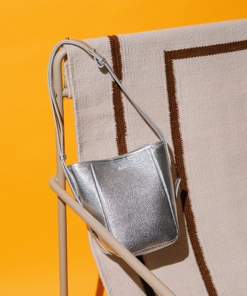 Beau're(ヴュレ)の「【BEAURE/ビュレ】カウレザー バケツ型 ワンマイル BAG(ショルダーバッグ・レディース・アイボリー/ブラウン/シルバー/レッド/ブラック・FREE)」の5枚目の写真