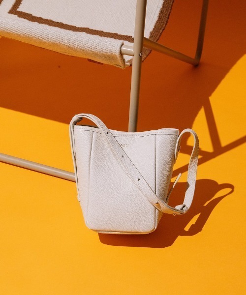 Beau're(ヴュレ)の「【BEAURE/ビュレ】カウレザー バケツ型 ワンマイル BAG(ショルダーバッグ・レディース・アイボリー/ブラウン/シルバー/レッド/ブラック・FREE)」の2枚目の写真