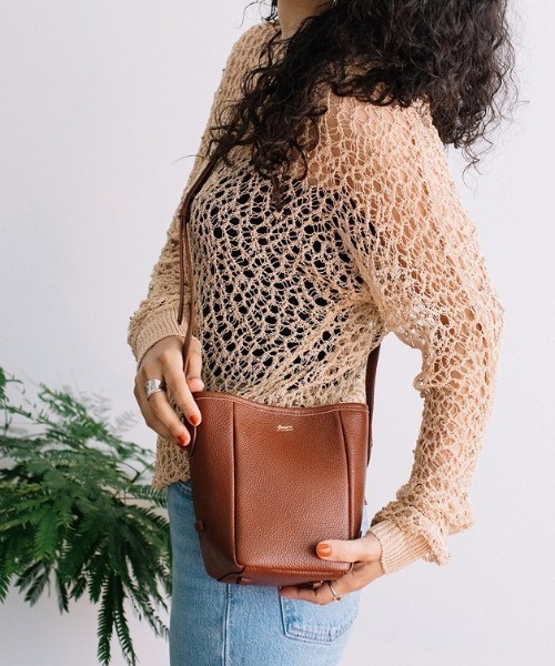 Beau're(ヴュレ)の「【BEAURE/ビュレ】カウレザー バケツ型 ワンマイル BAG(ショルダーバッグ・レディース・アイボリー/ブラウン/シルバー/レッド/ブラック・FREE)」の8枚目の写真